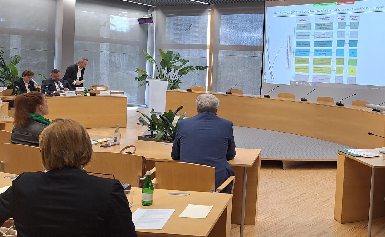 Uczestnicy XV posiedzenia Komitetu Monitorującego Fundusze Europejskie dla Opolskiego 2021-2027