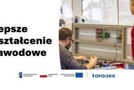 Grafika przedstawiająca osoby uczące się zawodu elektryka
