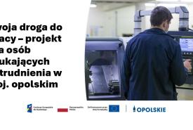 Grafika przedstawiająca osobę podczas pracy przy tokarce CNC