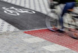 zdjęcie ścieżki rowerowej, rozmazany w jeździe rower 