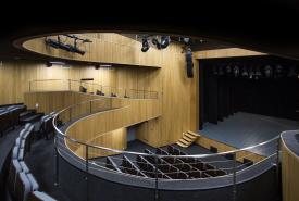 Pusta sala teatru widoczna scena z górnych siedzeń oraz sala przed sceną 