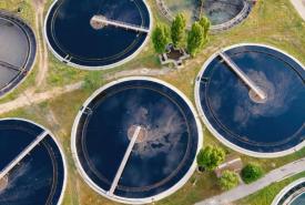 Zbiorniki w oczyszczalni ścieków - widok z lotu ptaka