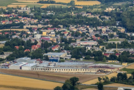 Widok z lotu ptaka na Powiat Głubczycki – zabudowa miejska i wiejska otoczona polami uprawnymi i terenami zielonymi