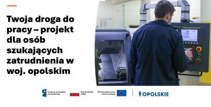 Grafika przedstawiająca osobę podczas pracy przy tokarce CNC