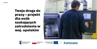 Grafika przedstawiająca osobę podczas pracy przy tokarce CNC