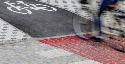 zdjęcie ścieżki rowerowej, rozmazany w jeździe rower 