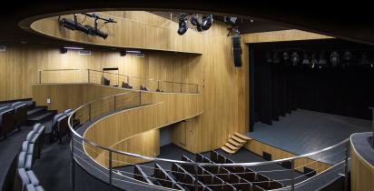 Pusta sala teatru widoczna scena z górnych siedzeń oraz sala przed sceną 