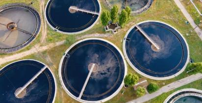 Zbiorniki w oczyszczalni ścieków - widok z lotu ptaka