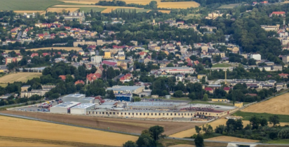 Widok z lotu ptaka na Powiat Głubczycki – zabudowa miejska i wiejska otoczona polami uprawnymi i terenami zielonymi