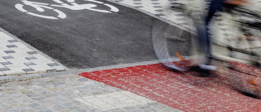zdjęcie ścieżki rowerowej, rozmazany w jeździe rower 