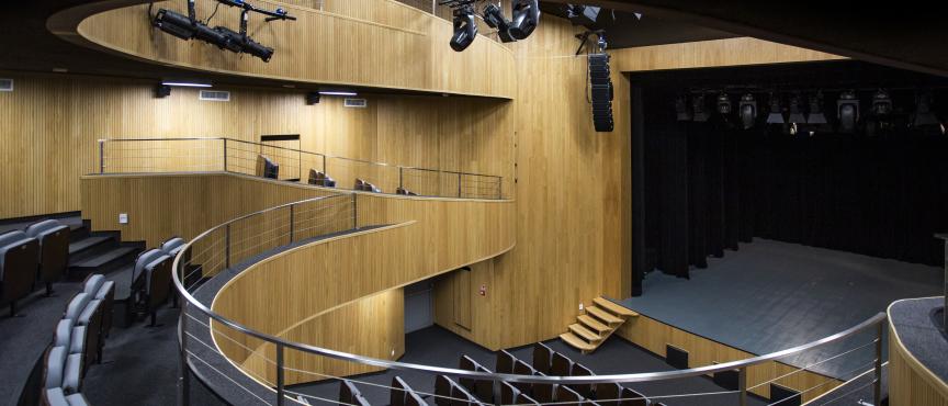 Pusta sala teatru widoczna scena z górnych siedzeń oraz sala przed sceną 