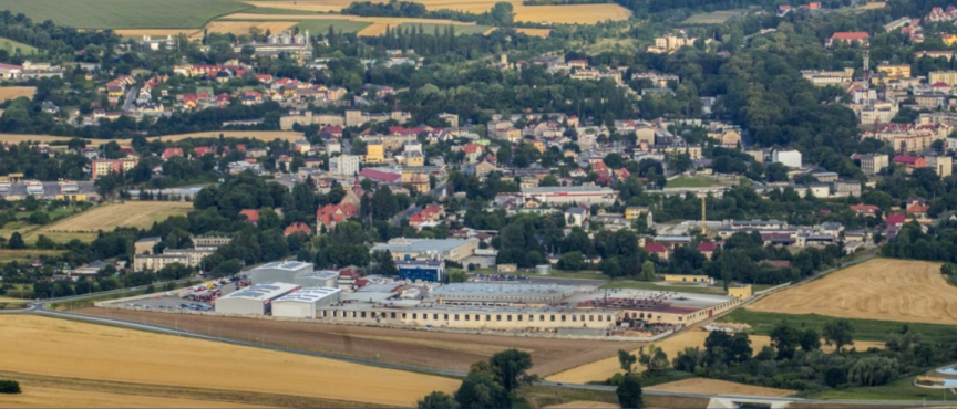 Widok z lotu ptaka na Powiat Głubczycki – zabudowa miejska i wiejska otoczona polami uprawnymi i terenami zielonymi