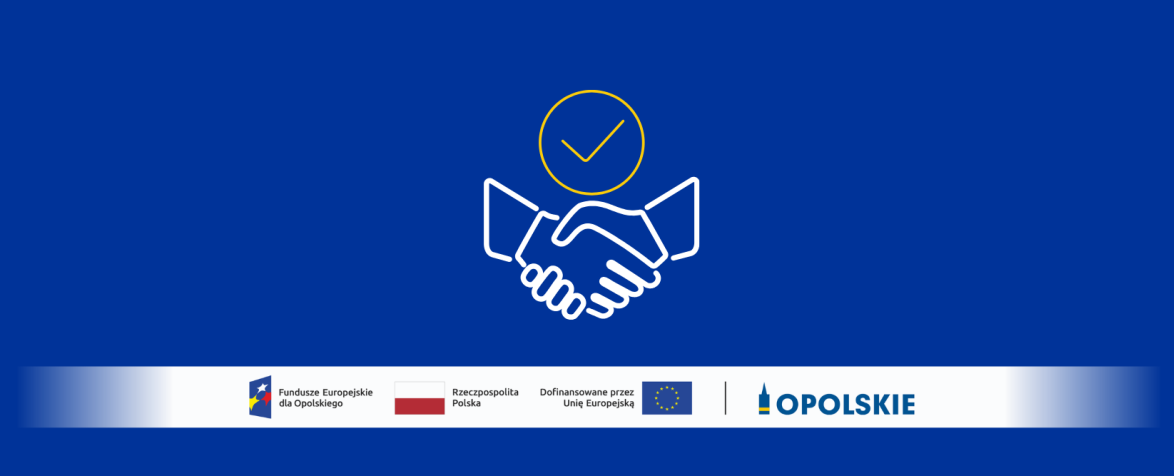 Granatowa grafika z symbolem uścisku dłoni i znakiem potwierdzenia, nawiązująca do podpisania umów o dofinansowanie. U dołu znajdują się logotypy Funduszy Europejskich dla Opolskiego, Rzeczypospolitej Polskiej, Unii Europejskiej i Województwa Opolskiego.