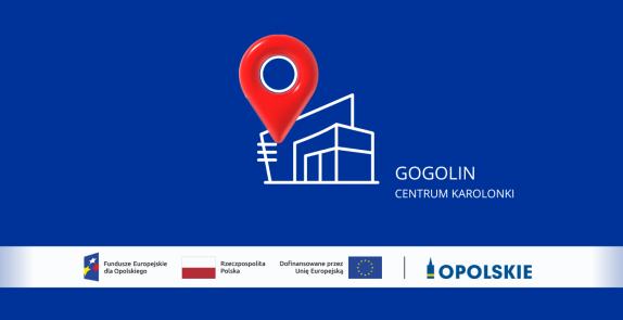 Grafika promocyjna na granatowym tle. W centrum znajduje się biały kontur nowoczesnego budynku z dużym czerwonym znacznikiem lokalizacji nad nim. Po prawej widnieje napis „GOGOLIN” oraz „CENTRUM KAROLONKI”. Na dole umieszczono pasek z logotypami Funduszy Europejskich dla Opolskiego, Rzeczypospolitej Polskiej, Unii Europejskiej i marki Opolskie.