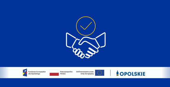 Granatowa grafika z symbolem uścisku dłoni i znakiem potwierdzenia, nawiązująca do podpisania umów o dofinansowanie. U dołu znajdują się logotypy Funduszy Europejskich dla Opolskiego, Rzeczypospolitej Polskiej, Unii Europejskiej i Województwa Opolskiego.