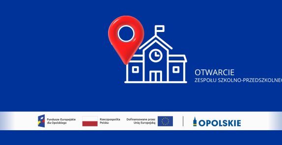 Grafika w kolorze granatowym z napisem „Otwarcie Zespołu Szkolno-Przedszkolnego”. Obok napisu znajduje się biały symbol budynku szkoły z zegarem oraz czerwona pinezka lokalizacyjna. W dolnej części grafiki umieszczono logotypy Funduszy Europejskich dla Opolskiego, Rzeczypospolitej Polskiej, Unii Europejskiej oraz Województwa Opolskiego.