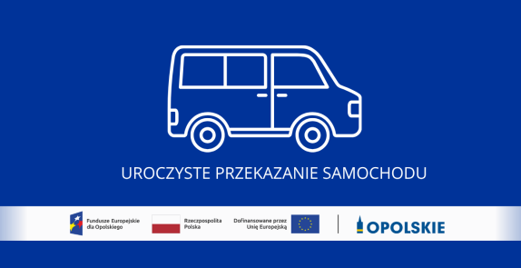 Grafika przedstawia biały kontur samochodu-busa na niebieskim tle oraz napis „UROCZYSTE PRZEKAZANIE SAMOCHODU”. W dolnej części znajdują się logotypy Funduszy Europejskich dla Opolskiego, Rzeczypospolitej Polskiej, Unii Europejskiej oraz Województwa Opolskiego.