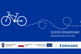 Grafika promująca ścieżki rowerowe w województwie opolskim. Na niebieskim tle widoczny jest biały rysunek roweru jadącego po przerywanej trasie zakończonej pinezką lokalizacji. Obok znajduje się napis „ŚCIEŻKI ROWEROWE – WOJEWÓDZTWO OPOLSKIE”. Na dole umieszczono logotypy Funduszy Europejskich dla Opolskiego, Rzeczypospolitej Polskiej, Unii Europejskiej oraz marki „Opolskie”.