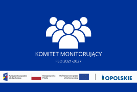 Grafika na niebieskim tle białe postacie pod spodem napis Komitet Monitorujący FEO 2021-2027 oraz ciąg logotypów UE, Flaga RP, Flaga UE i oficjalne logo UMWO 