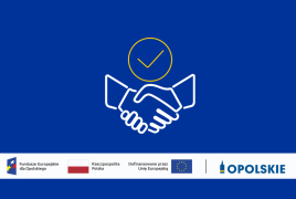 Granatowa grafika z symbolem uścisku dłoni i znakiem potwierdzenia, nawiązująca do podpisania umów o dofinansowanie. U dołu znajdują się logotypy Funduszy Europejskich dla Opolskiego, Rzeczypospolitej Polskiej, Unii Europejskiej i Województwa Opolskiego.