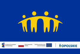Grafika na granatowym tle przedstawiająca żółty symbol rodziny lub grupy osób oraz na dole biały pasek z logotypami Funduszy Europejskich dla Opolskiego, Rzeczypospolitej Polskiej, Unii Europejskiej i Województwa Opolskiego.