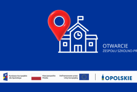 Grafika w kolorze granatowym z napisem „Otwarcie Zespołu Szkolno-Przedszkolnego”. Obok napisu znajduje się biały symbol budynku szkoły z zegarem oraz czerwona pinezka lokalizacyjna. W dolnej części grafiki umieszczono logotypy Funduszy Europejskich dla Opolskiego, Rzeczypospolitej Polskiej, Unii Europejskiej oraz Województwa Opolskiego.