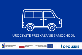 Grafika w kolorze granatowym przedstawiająca białą ikonę samochodu oraz napis „UROCZYSTE PRZEKAZANIE SAMOCHODU”. W dolnej części znajduje się pasek z logotypami Funduszy Europejskich dla Opolskiego, Rzeczypospolitej Polskiej, Unii Europejskiej oraz Województwa Opolskiego.