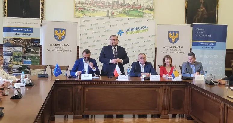 Uroczyste wręczenie umów