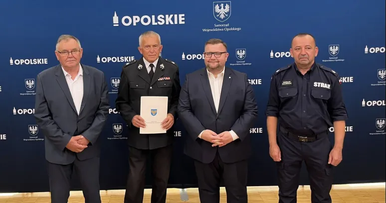 Uczestnicy konferencji prasowej prezentujący przekazaną umowę