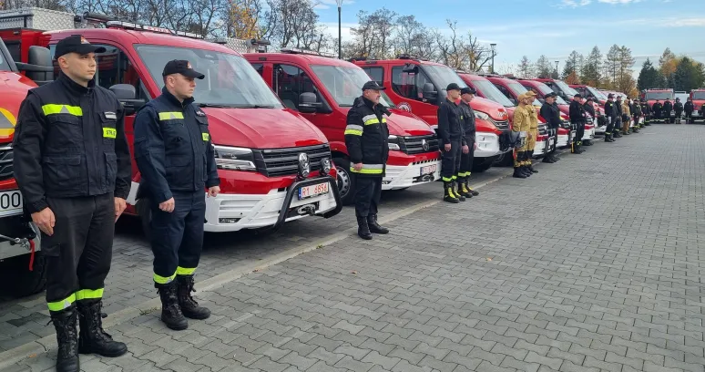 Uroczystość przekazania lekkich wozów strażackich