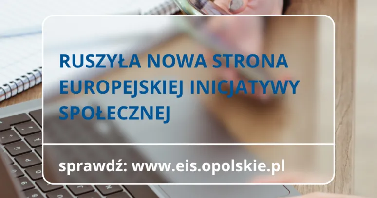 komputer, dłonie, tekst z informacją ruszyła nowa strona Europejskiej Inicjatywy Społecznej 