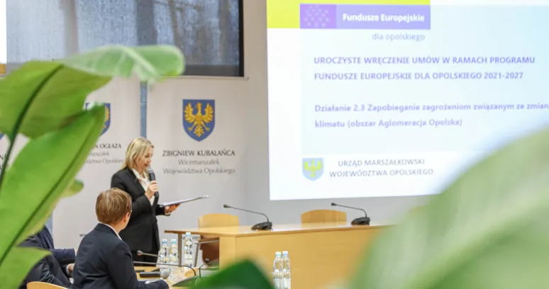 Sala Orła Białego UMWO, ekran z tytułem wydarzenia 