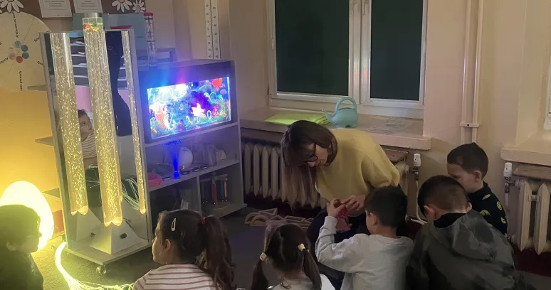 Sala sensoryczna w Zespole Szkolno-Przedszkolnym we Włodarach, dzieci, sprzęt, nauczycielka