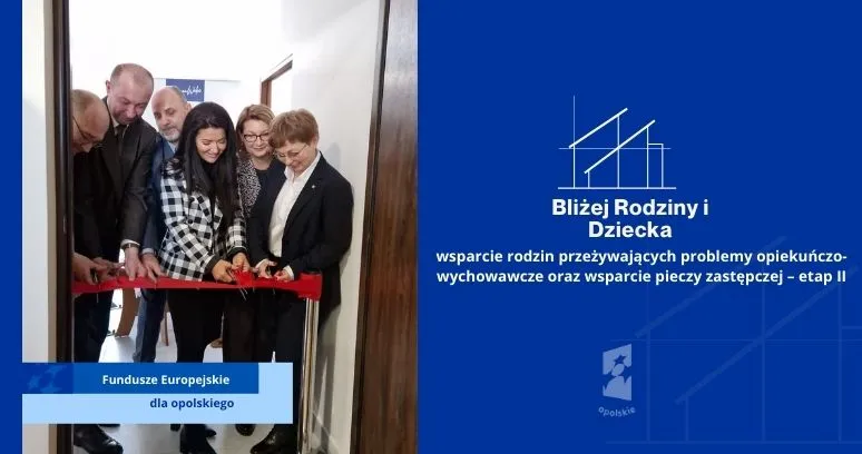 Uroczyste otwarcie mieszkania interwencyjnego – kilka osób stoi w drzwiach lokalu i wspólnie przecina czerwoną wstęgę. Po prawej stronie grafika w niebieskim tle z nazwą projektu „Bliżej Rodziny i Dziecka – wsparcie rodzin przeżywających problemy opiekuńczo-wychowawcze oraz wsparcie pieczy zastępczej – etap II” oraz oznaczeniami Funduszy Europejskich dla Opolskiego.