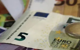 na zdjęciu znajdują się pieniądze w walucie euro symbolizujące przynana dotację.