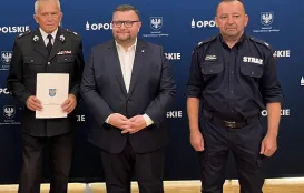Uczestnicy konferencji prasowej prezentujący przekazaną umowę