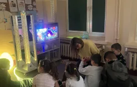 Sala sensoryczna w Zespole Szkolno-Przedszkolnym we Włodarach, dzieci, sprzęt, nauczycielka