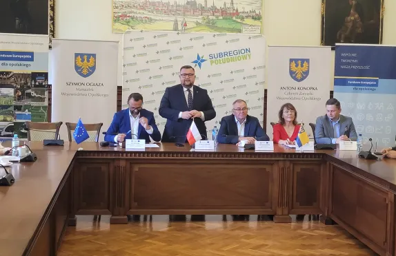 Uroczyste wręczenie umów