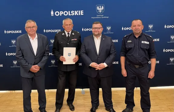 Uczestnicy konferencji prasowej prezentujący przekazaną umowę
