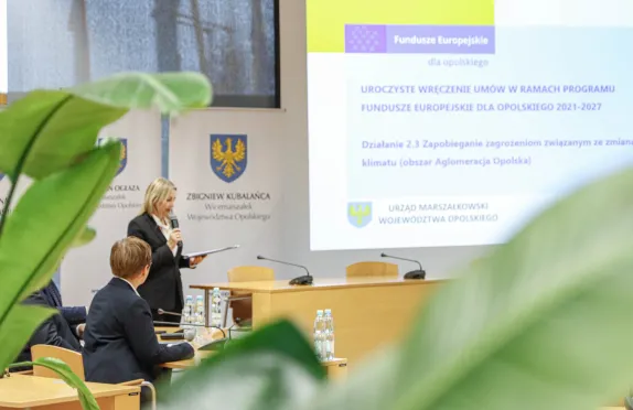 Sala Orła Białego UMWO, ekran z tytułem wydarzenia 