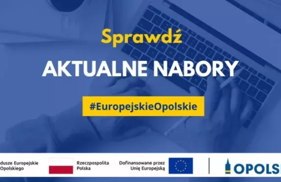 Grafika promocyjna w odcieniach niebieskiego z napisem „Sprawdź AKTUALNE NABORY #EuropejskieOpolskie” na tle zdjęcia dłoni piszących na klawiaturze laptopa; na dole widoczne logotypy Funduszy Europejskich dla Opolskiego, Rzeczypospolitej Polskiej, informacji o dofinansowaniu przez Unię Europejską oraz logo Opolskie.