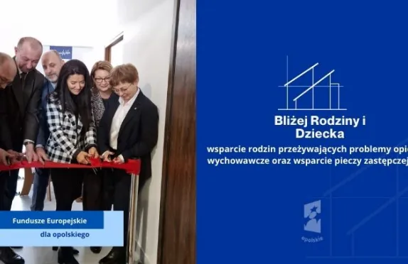 Uroczyste otwarcie mieszkania interwencyjnego – kilka osób stoi w drzwiach lokalu i wspólnie przecina czerwoną wstęgę. Po prawej stronie grafika w niebieskim tle z nazwą projektu „Bliżej Rodziny i Dziecka – wsparcie rodzin przeżywających problemy opiekuńczo-wychowawcze oraz wsparcie pieczy zastępczej – etap II” oraz oznaczeniami Funduszy Europejskich dla Opolskiego.