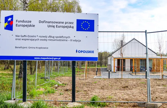 Tabica informacyjna programu FEO 2021-2027 przy wybudowanym obiekcie